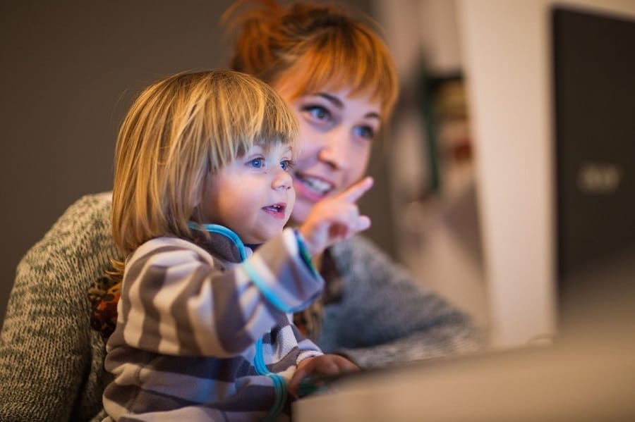 Xem phim hoạt hình để học tiếng anh cùng trẻ